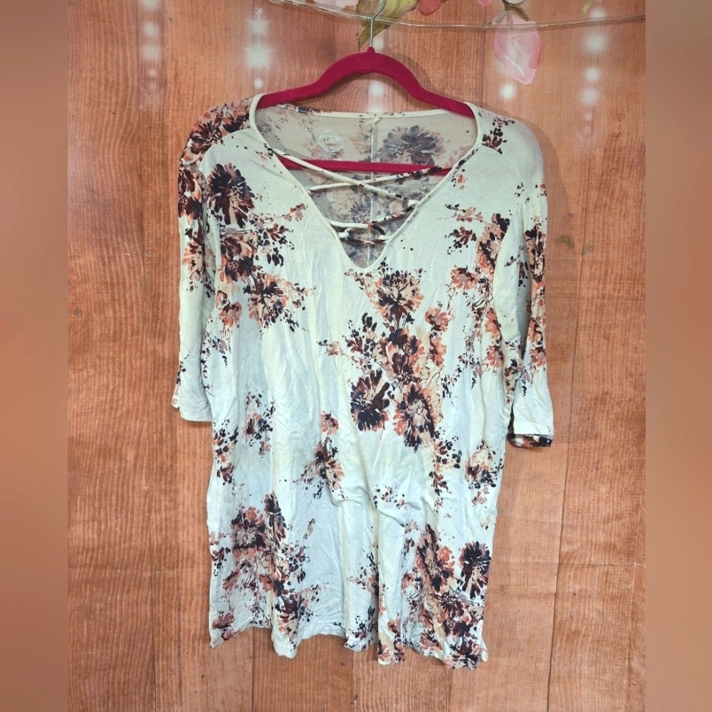 MAURICES SIZE 0X WHITE FLORAL V-NECK TOP
